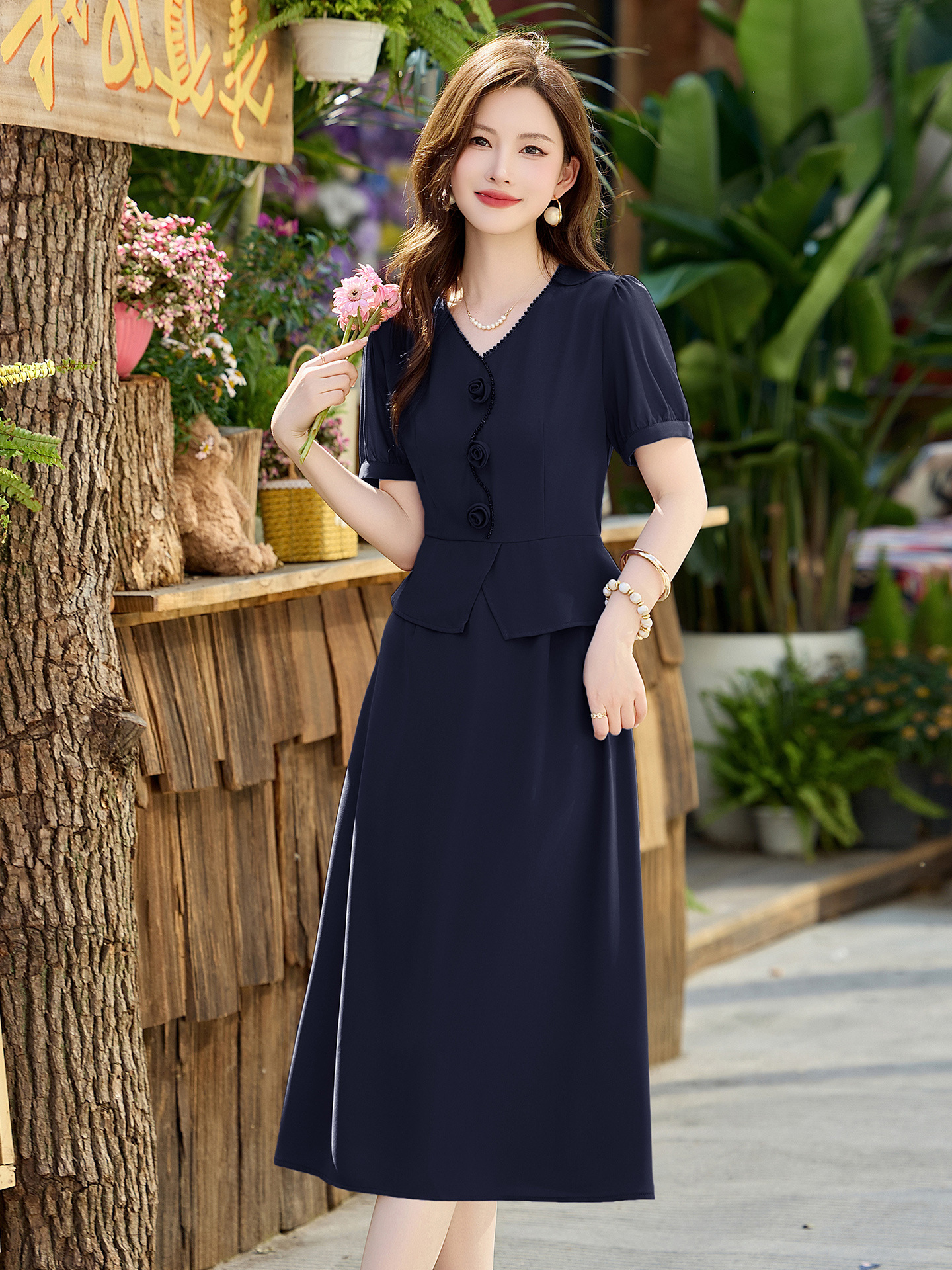 Đầm maxi nữ cổ V phối ren hoa hồng, tay ngắn, thiết kế giả hai lớp, cài khuy vải — tím hoa cà, Xanh lông mòng đen