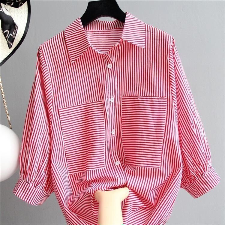 Red and white striped loose-fitting shirt is slimming and versatile Red and white striped loose-fitting shirt is slimming and versatile