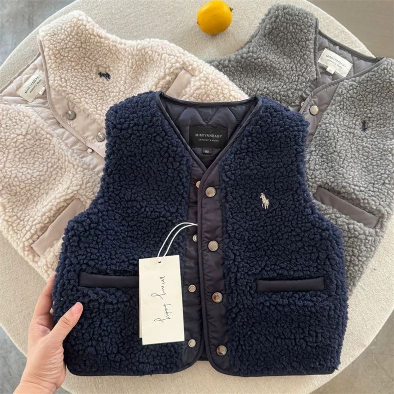 Chaleco de cordero de color sólido coreano para niños 2025 otoño y invierno nuevo estilo de tendencia para niños y medianos con hombros de camisa de terciopelo
