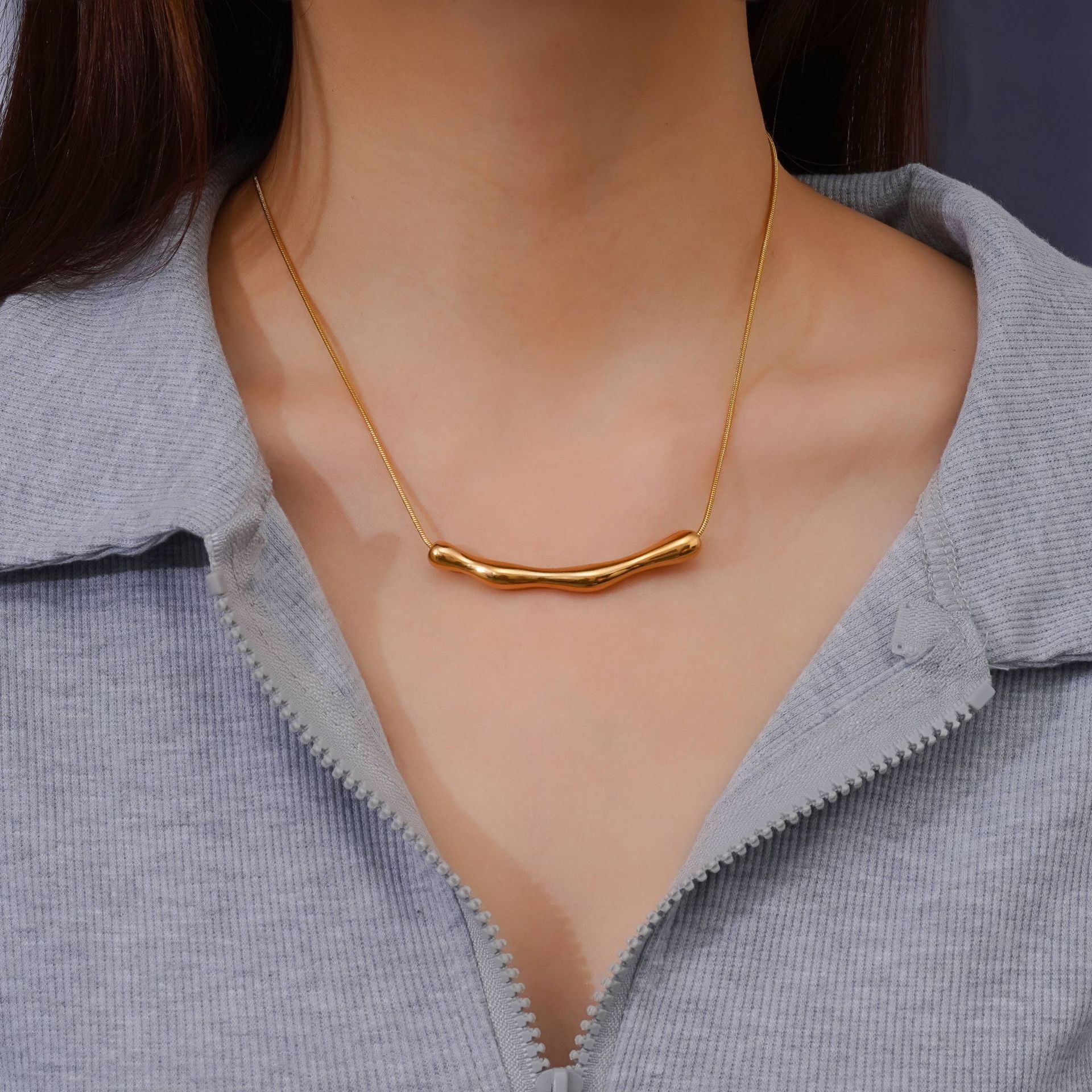 Coreano colgante de collar de plegado irregular estilo de invierno y otoño nuevo nicho de diseño de alta calidad cadena clavícula para mujeres