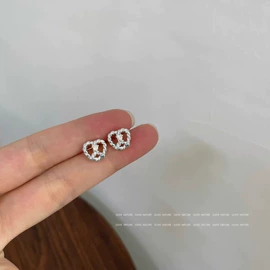 项链;耳钉;手链