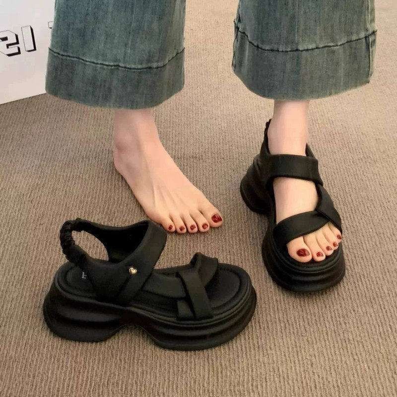 Sandalias de alta sensación para mujeres 2026 nuevos zapatos de suela gruesa muffin romana con falda explosiva zapatos de playa de moda