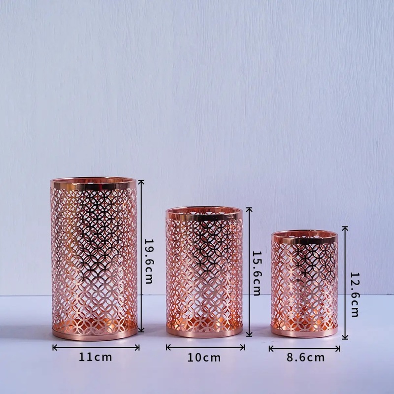 欧米の新型の鉄芸の透かし彫りの燭台の3つのセットのバラの金のろうそくはレストランの家の装飾の工芸品の置物を頼みます。|undefined