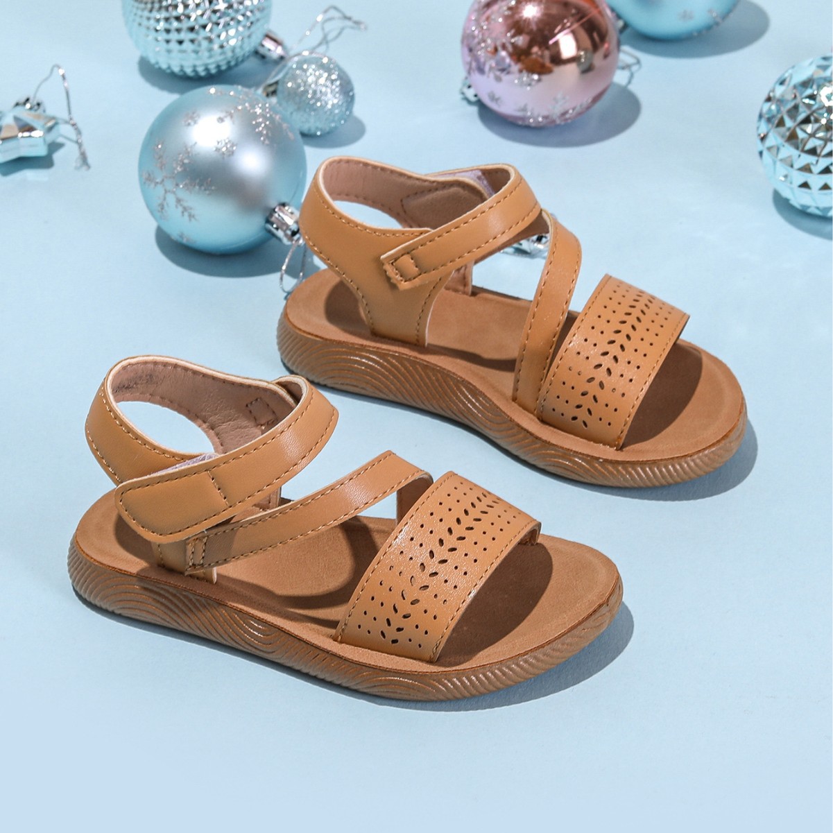 2026 verano nuevo comercio exterior transfronterizo cabeza redonda diseño vaciado velcro suave cómodo sandalias planas