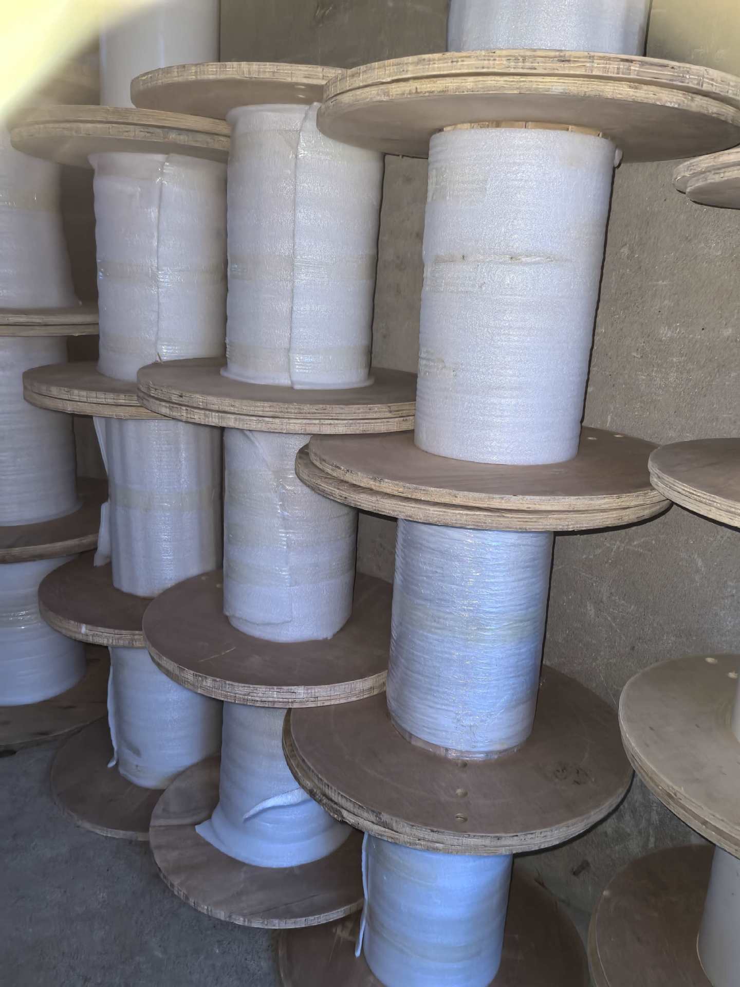 圆电缆盘、可当圆桌、咖啡桌、工字轮，二手比较新，盘面直径630