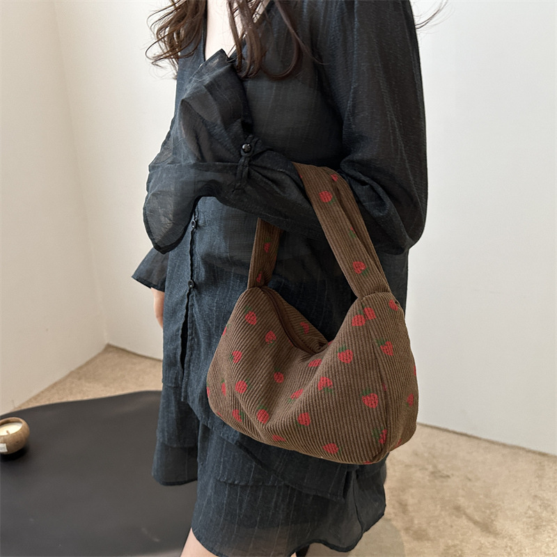 Moda coreana versátil impresión de tela de cordillera de fresa bolsas debajo del brazo 2024 verano nuevo pequeño bolso de viaje fresco