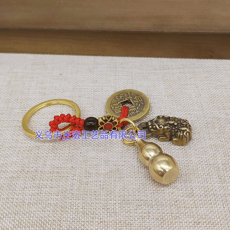 黄銅のお金のピシュピストのキーホルダーは赤い縄の五帝のお金の朱砂のヒョウタンの点の皮の丘のペンダントをつけてお金の皮の休暇をかじります。|undefined