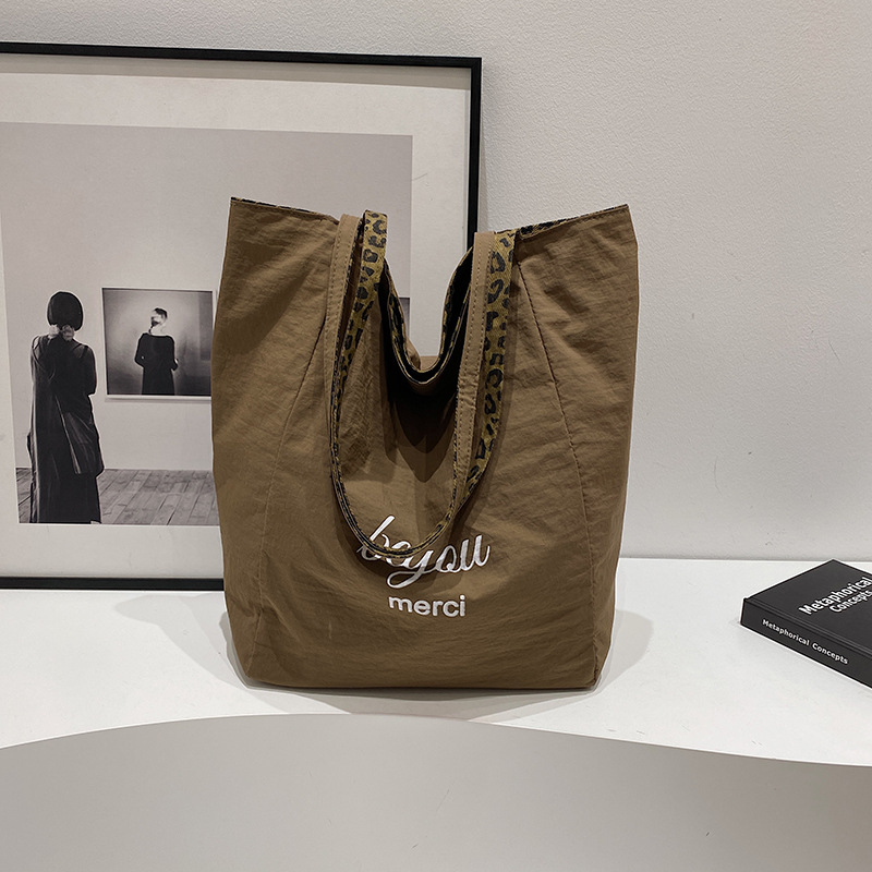Bolsa de lona de leopardo para mujeres 2024 otoño nuevo estilo de moda bolsa de estilo universitario bolsa de transporte de gran capacidad bolsa de doble cara