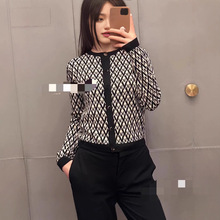 深圳南油高品质华伦字母提花2025新款女士圆领系扣短款针织开衫