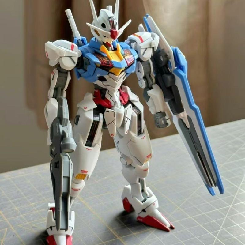 ガンダムのモデルはHGを組み合わせて自由戦士の飛翼MGユニコーンの赤い異端の機甲の手を襲撃しておもちゃを並べます。|undefined