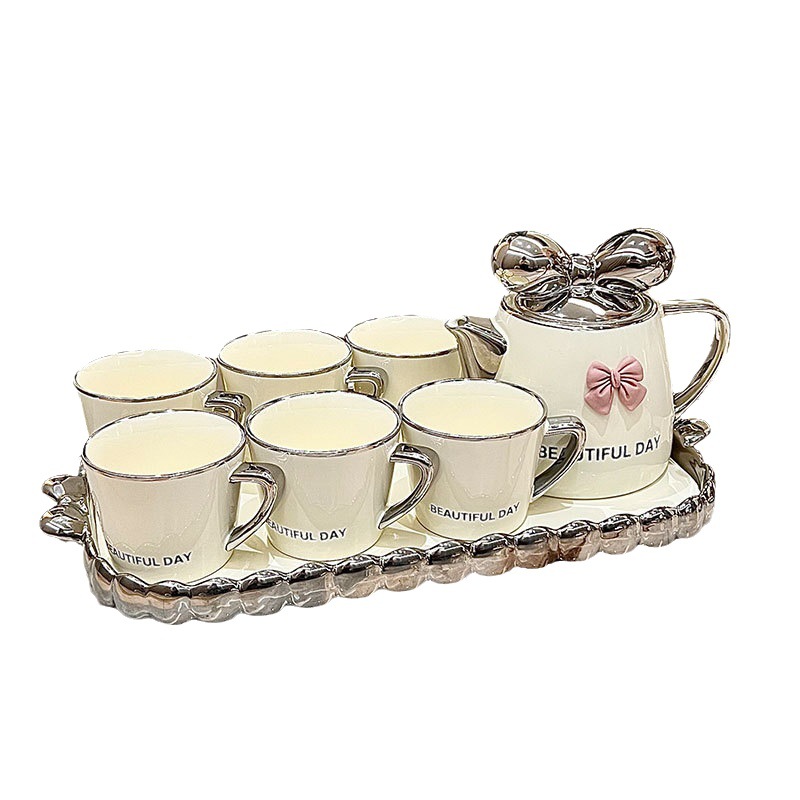 INS estilo bowknot botella de agua fría juego de té traje taza creativa Taza de cerámica de alta apariencia para el hogar con bandeja