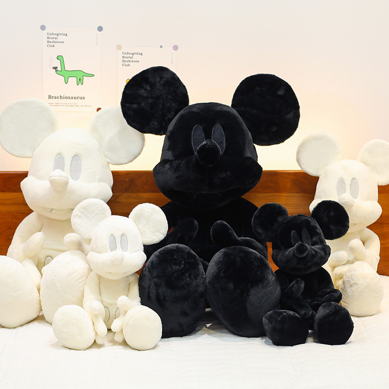 ネットの赤い同型のサムのミッキーのぬいぐるみのぬいぐるみのミッキーマウスの人形の客間は子供を飾って寝て枕を抱きます。|undefined