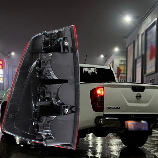 Aplicable a 19 Zhengzhou Nissan Navara luz trasera NAVARA NP300 luz de freno Lumen 6 luz trasera