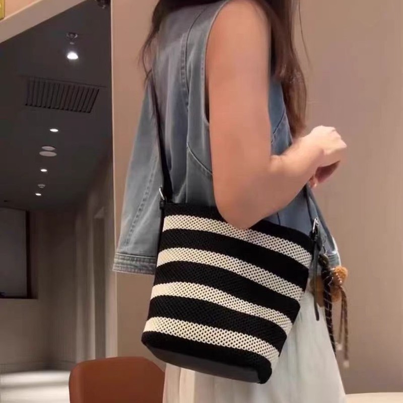 包包女式2025新款超火黑白条纹编织水桶包大容量度假休闲斜挎大包|undefined