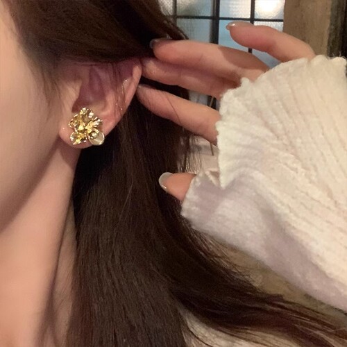 Korean popular metallic camellia earrings for women, high-end design three-dimensional opal flower earrings, stud earrings