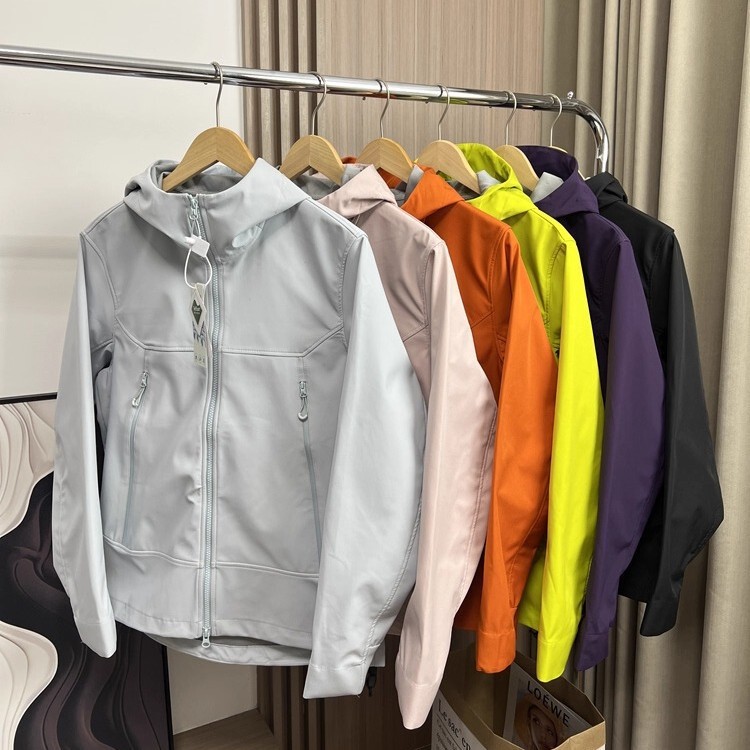 Outdoor Softshell Jacket for Men and Women, Spring and Autumn Hiking Windproof Waterproof Loose Sports Coat, Mountaineering Clothing, Export