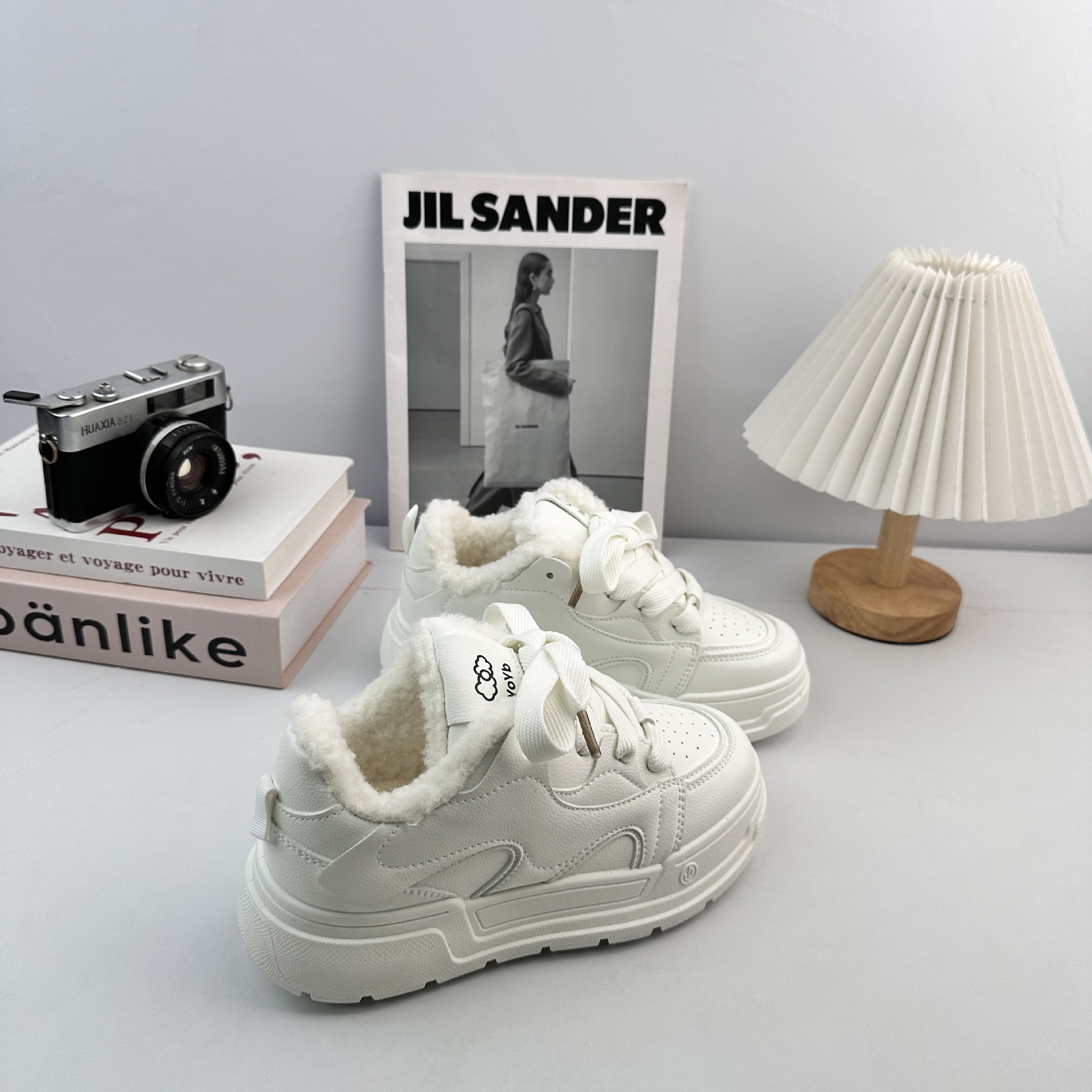Yuanbo versátil estudiante casual zapatos blancos para mujeres 2025 nuevas zapatillas de invierno de terciopelo con suela gruesa aumentando la altura de los zapatos de patinaje