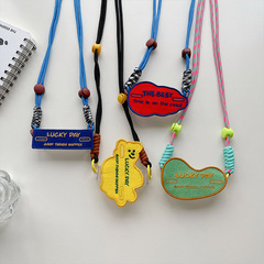 布貼小熊手機背夾 掛繩可愛小眾斜跨掛繩女生戶外百搭防掉手機夾