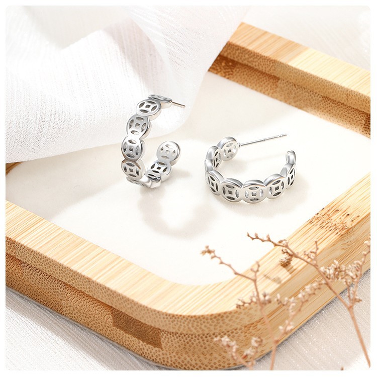 Xuping estilo simple temperamento aleación de cobre chapado pernos de orejas blancos fáciles de poner en el viento personalidad orejas de mujer al por mayor