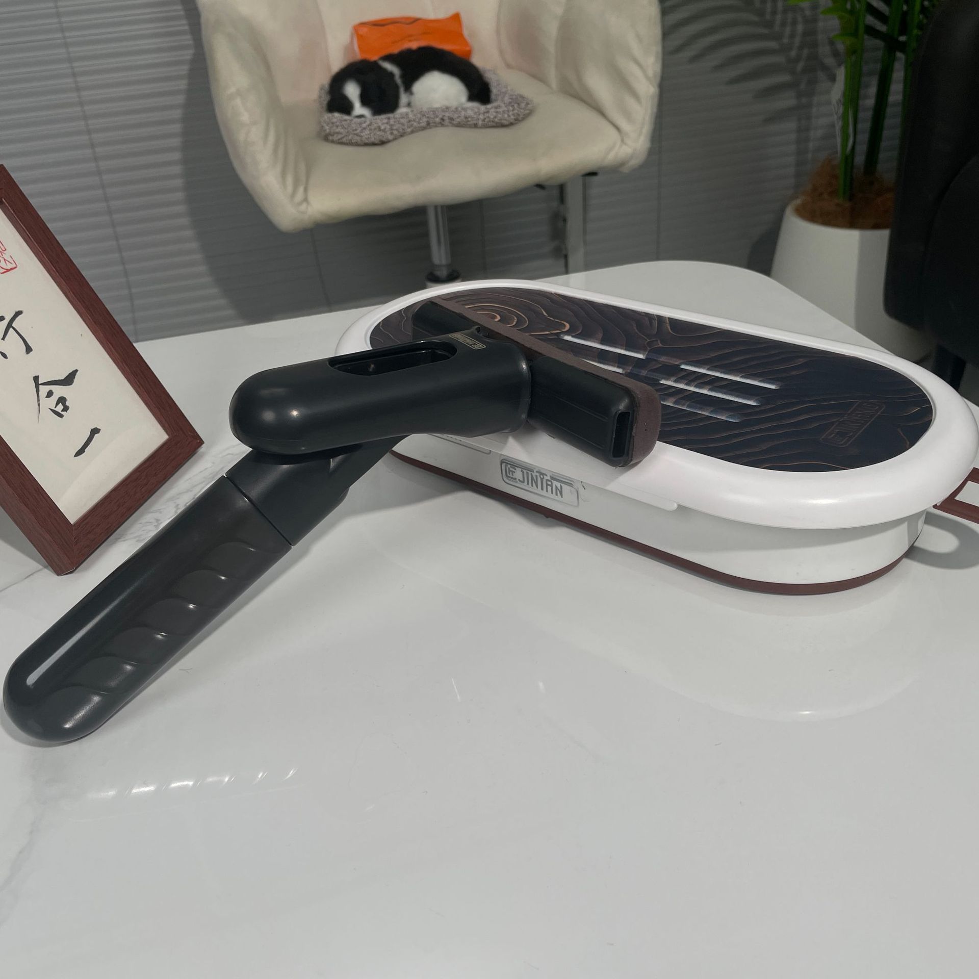 Cerca de la mesa, rociar agua, trapeador pequeño, limpiar a mano, lavar a mano, cocina, baño, inodoro, vidrio, trapeador pequeño, limpiar