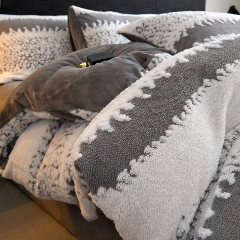 Leche de seda cama de cuatro piezas en invierno grueso 2025 nuevo coral de seda y seda sábanas de dormitorio cubierta de tres piezas