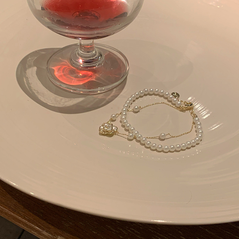 Pulsera de camelia de perlas de doble capa Pulsera ligera de lujo de alta gama, temperamento elegante y versátil, joyería de nicho de moda al por mayor