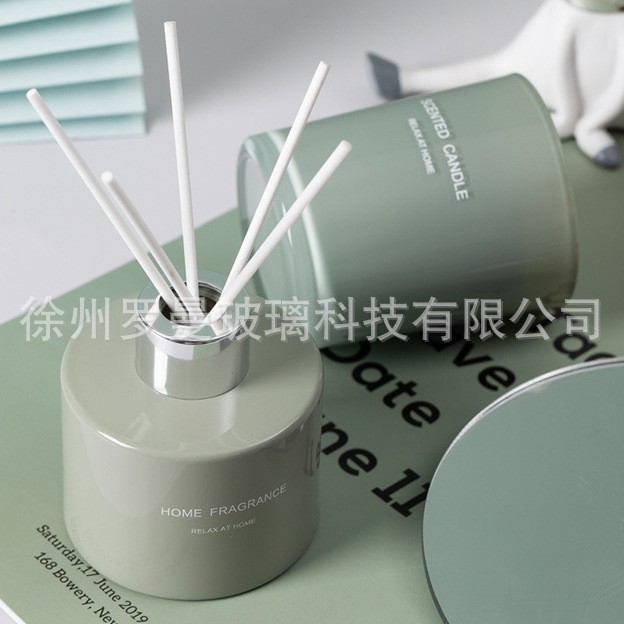 En stock al por mayor 100mL boca de tornillo de gama alta botella de aromaterapia cilíndrica sin fuego botella vacía avanzada botella de aromaterapia montada en el automóvil con tapa