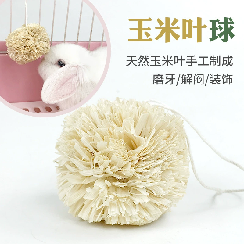 Производитель поставляет игрушки для кроликов в виде шариков из кукурузных листьев, а также жевательные игрушки для морских свинок, шиншилл и других домашних животных, чтобы снять скуку.