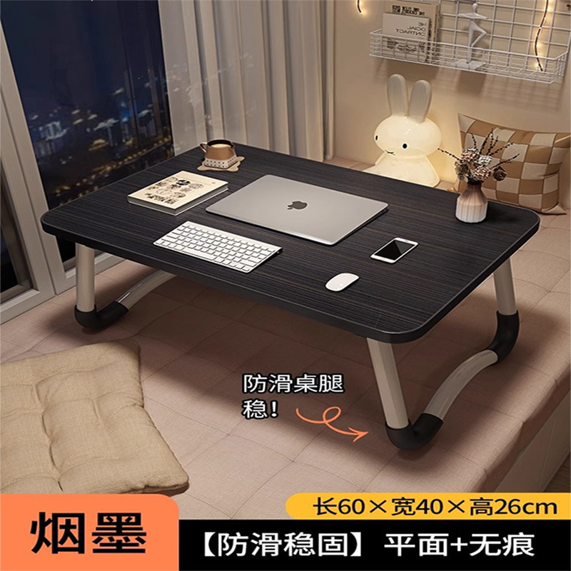 家庭用のノートパソコンの机が窓をはねています。|undefined