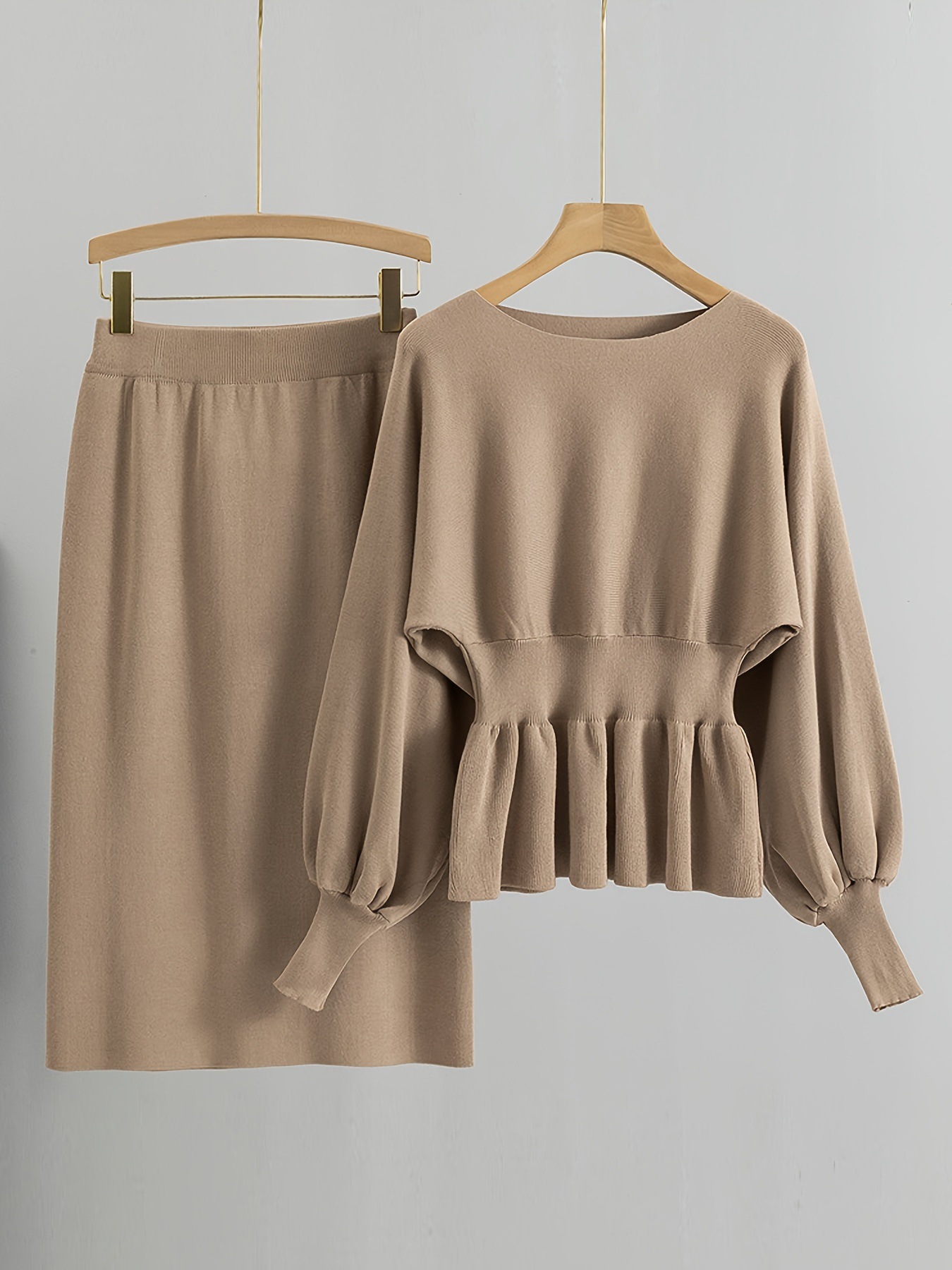 Conjunto elegante de duas peças em malha canelada – saia lápis de cintura alta e blusa por dentro da saia para looks de outono que valorizam a silhueta._voghion.com