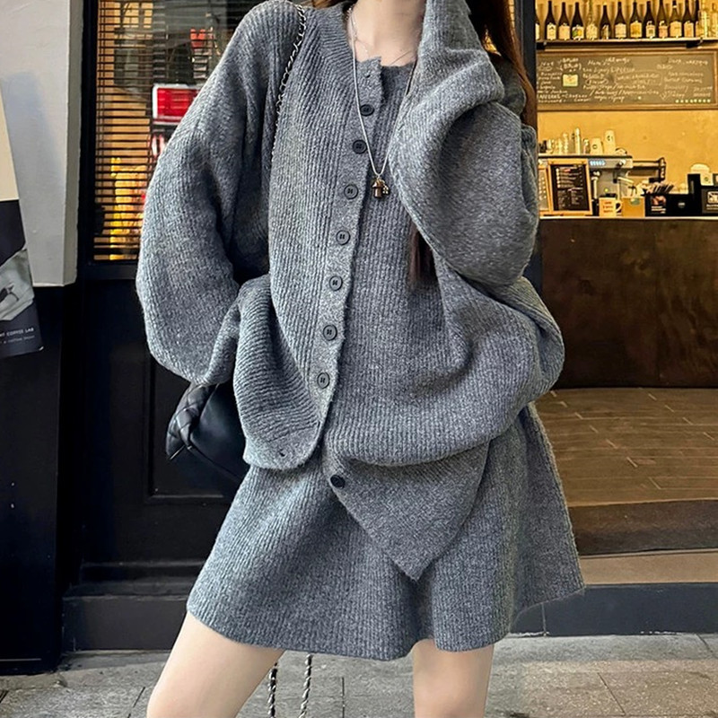 灰色针织半身短裙一整套入冬穿搭2025新款秋冬季设计感韩系套装裙