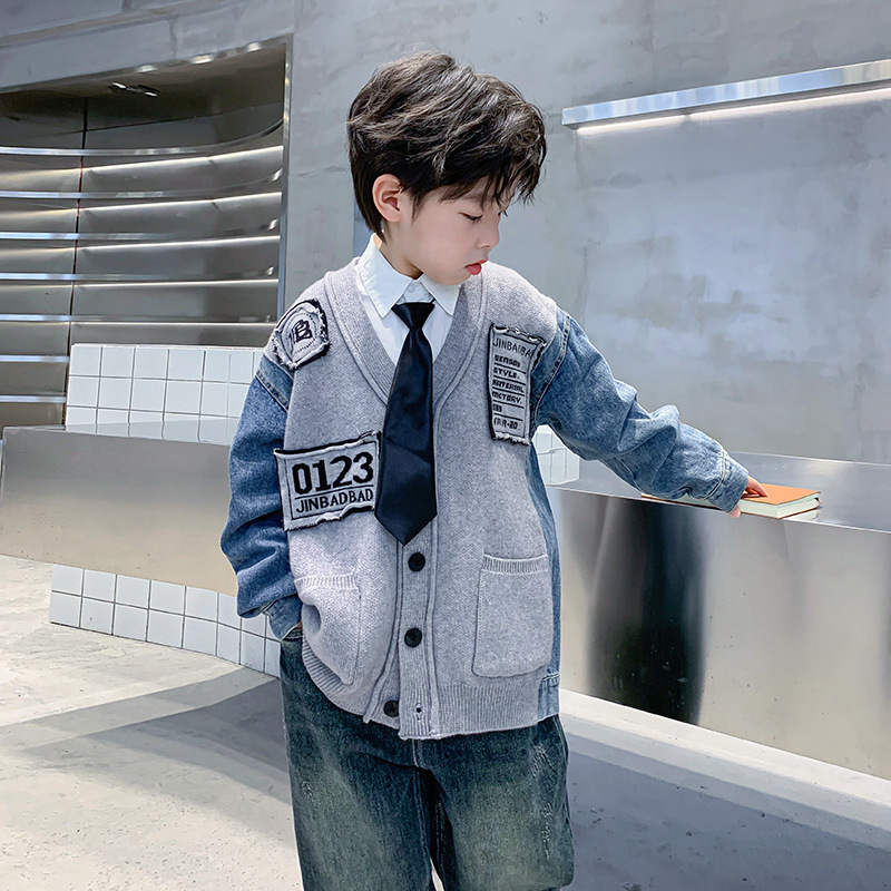 Ropa de otoño e invierno para niños Abrigo de punto de costura de mezclilla 2023 nuevos niños de primavera y otoño con volantes guapo cardigan suéter de niños grandes de moda