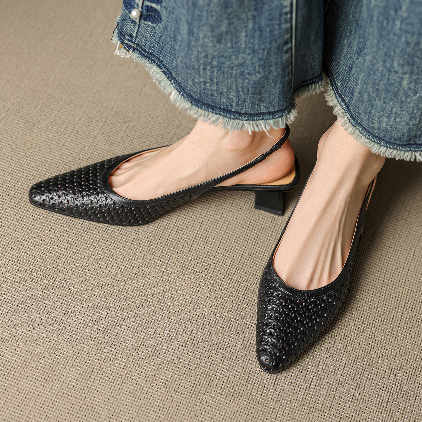 Sandal nữ da bò dệt mũi kín gót thô cao 6 cm phong cách công sở — đen