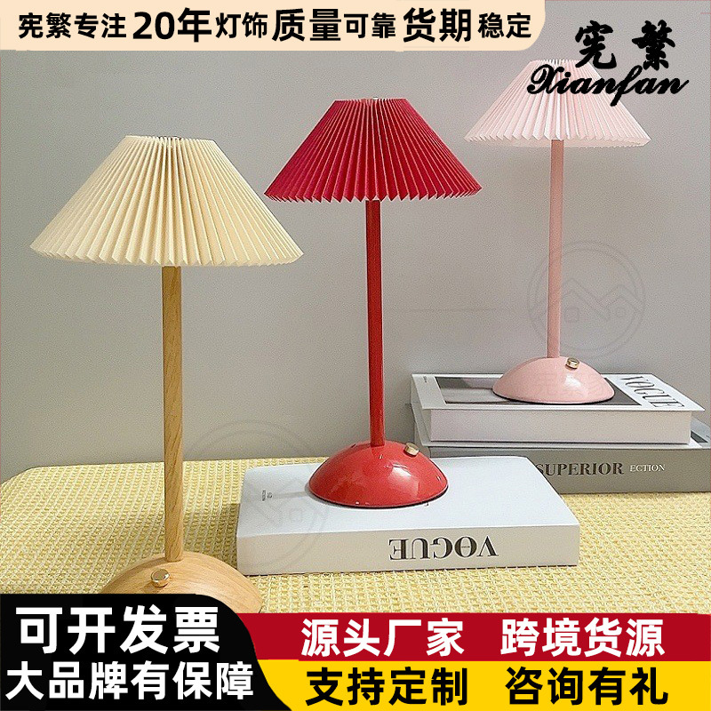 Luz de cabezal de cama dormitorio cálida ins luces de tres colores de luz de luz de escritorio de tacto atmósfera simple adornos pequeños flores de fractura USB carga