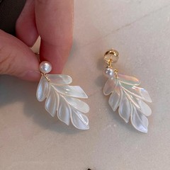 法式浪漫淡水珍珠耳环天然白蝶贝小众设计时尚白贝母枫叶长款耳钉