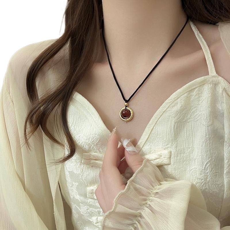 Acacia frijoles collar de hebilla de seguridad para mujeres lujo ligero de alta sensación de anillo de colgante de miel nueva tendencia china de cuerdas trenzadas collar
