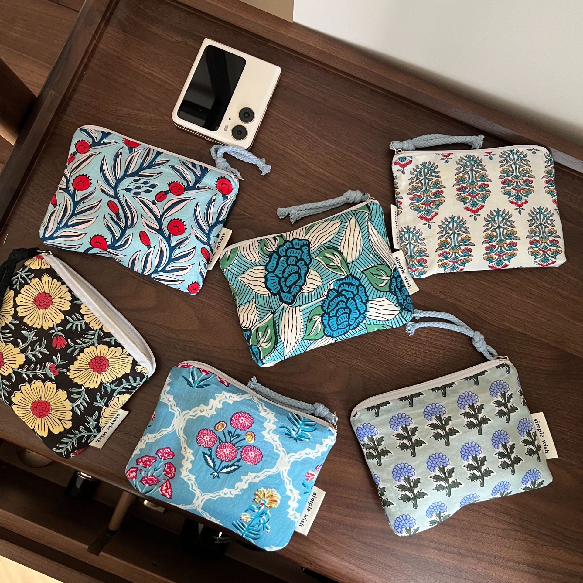 Retro hand loop bag