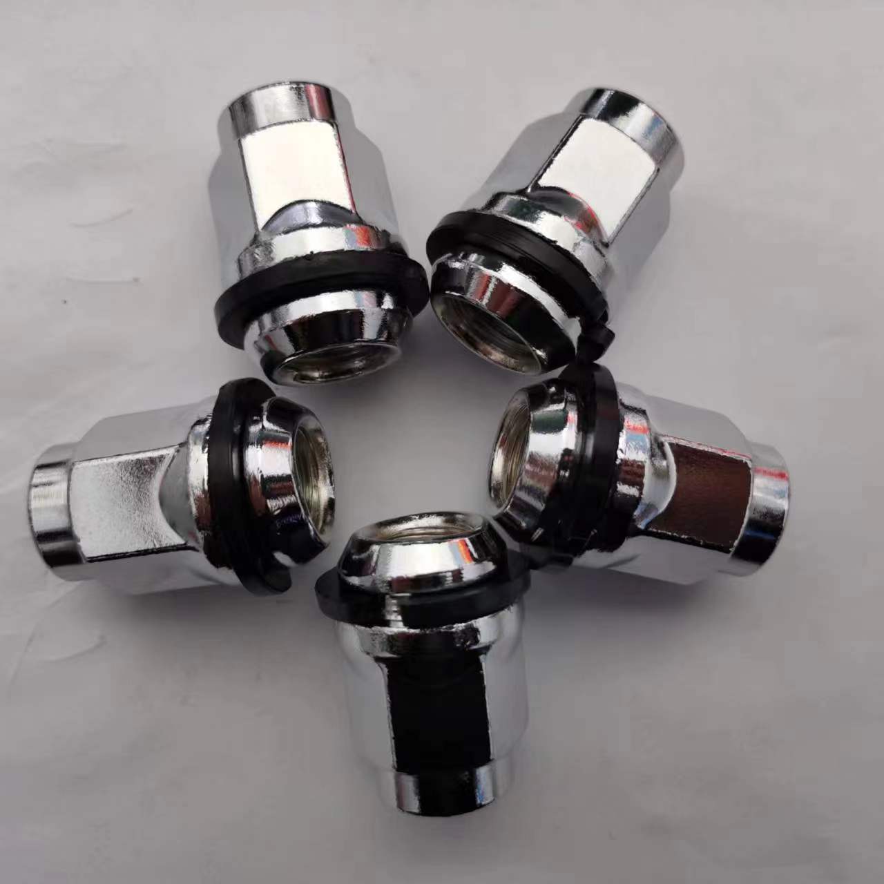 厂家汽车轮胎螺母 带胶垫轮胎螺母 规格12 14 16等。