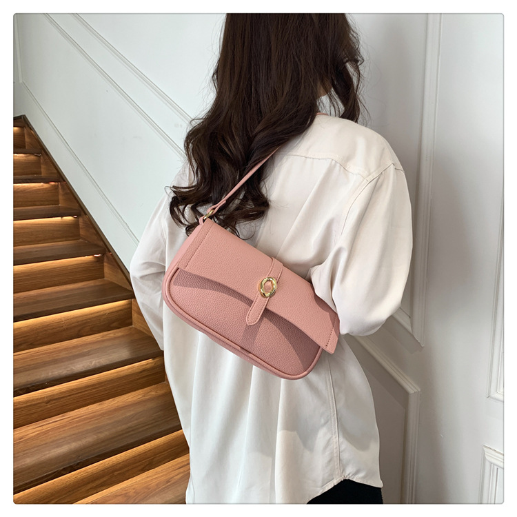 Women's Medium Pu Leather Solid Color Streetwear Magnetic Buckle Shoulder Bag display picture 22