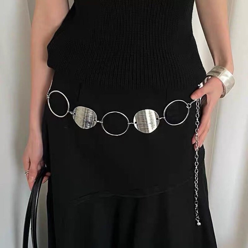蝶の金属の腰のチェーンの女性は腰を収めてやせています。|undefined