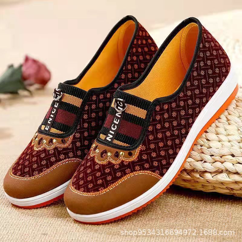 Zapatos viejos de tela de Beijing zapatos viejos de algodón para mujer zapatos bajos de invierno zapatos de Madre de mediana edad y ancianos engrosados cálidos dos de algodón para mujer al por mayor cero