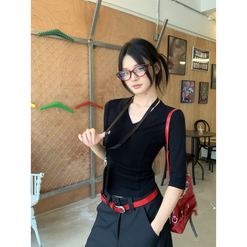 宋正恩黑色V领五分中袖短袖t恤女夏季新款修身设计感短款小上衣潮|undefined