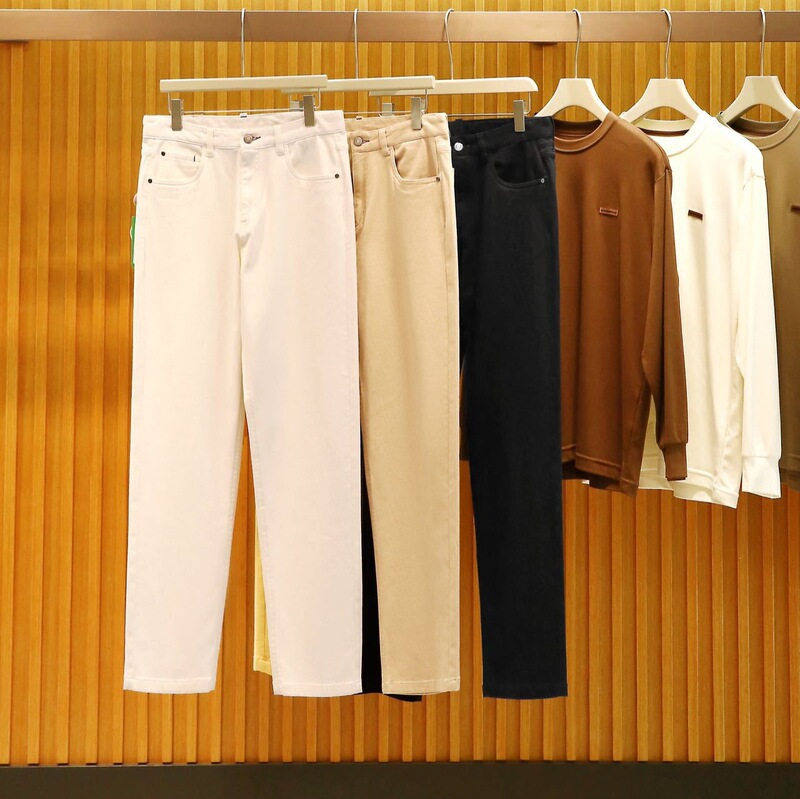 Solid-Colored Jeans with a Natural Glow, Straight-Cut and Slightly Loose Fit That Flatter the Leg Shape. 9672 Solid-Colored Jeans with a Natural Glow, Straight-Cut and Slightly Loose Fit That Flatter the Leg Shape. 9672
