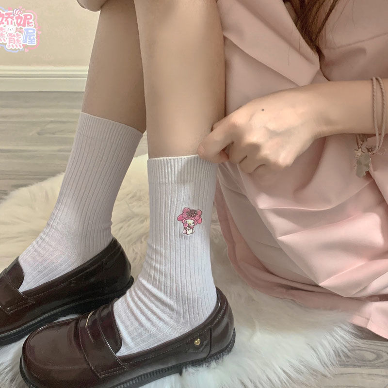 Female simple melody in the tube socks