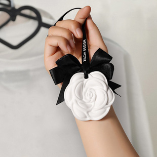 Manufacturer Aromatherapy Car Interior Diffuser Gypsum Camellia Flower Aromatherapy Tablets Fresh and Deodorizing Wardrobe Fragrance Pendant