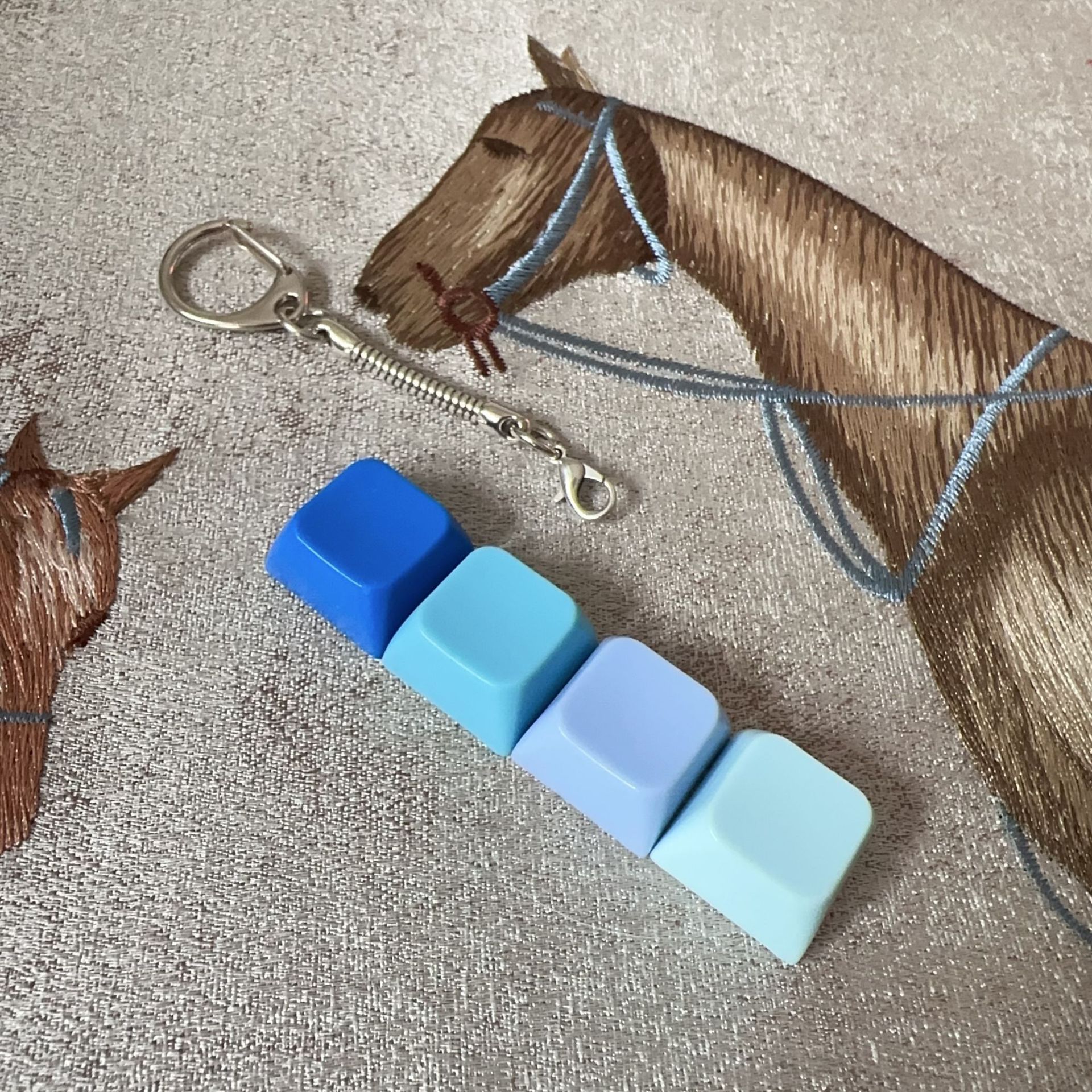 Four-button transparent case - deep blue to light blue