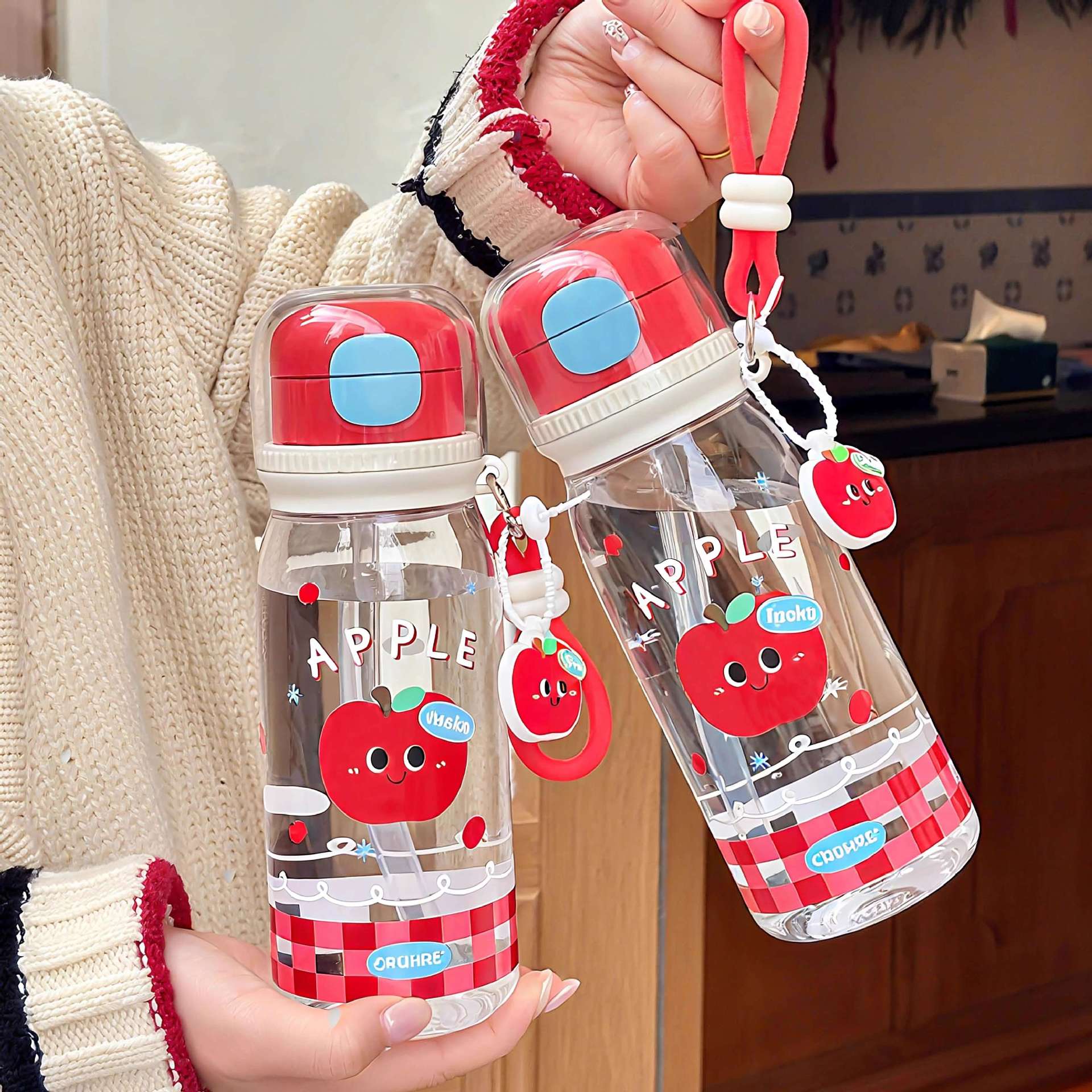 Hermosas tazas de agua de plástico para niñas de alto valor nominal tazas de paja de manzana roja de dibujos animados para estudiantes y niños portátiles tazas de doble bebida