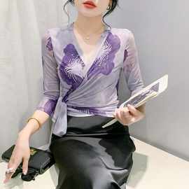 欧货2024夏新款防晒衣时尚修身印花网纱印花V领中袖系带T恤女潮