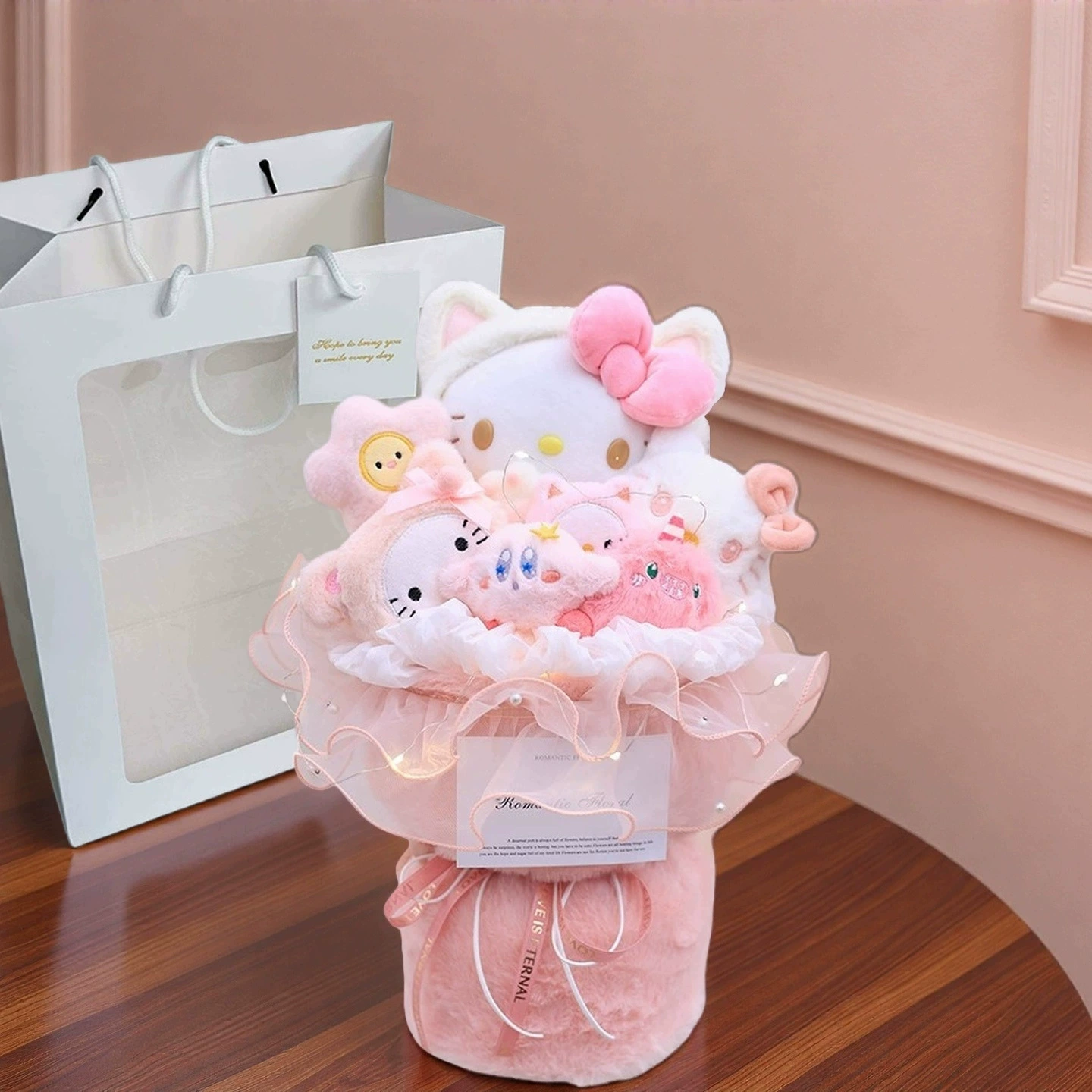 Плюшевый букет Hello Kitty, 30×22×35 см, с LED‑подсветкой, подарочным пакетом и открыткой
