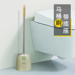 トイレのブラシを長くして家庭用トイレの清潔ブラシの長い柄でトイレのブラシを洗う